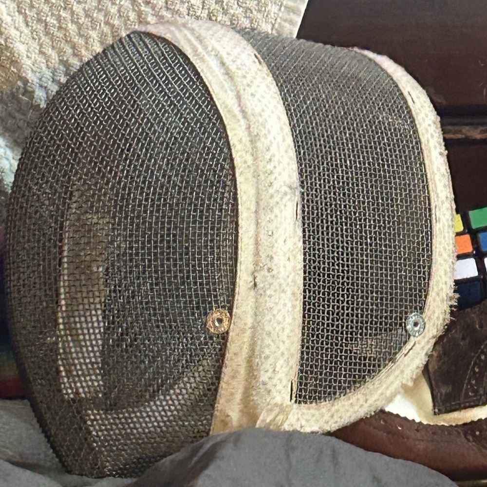 Santelli Fencing Mask with Mesh Front - Picture 2 of 7
